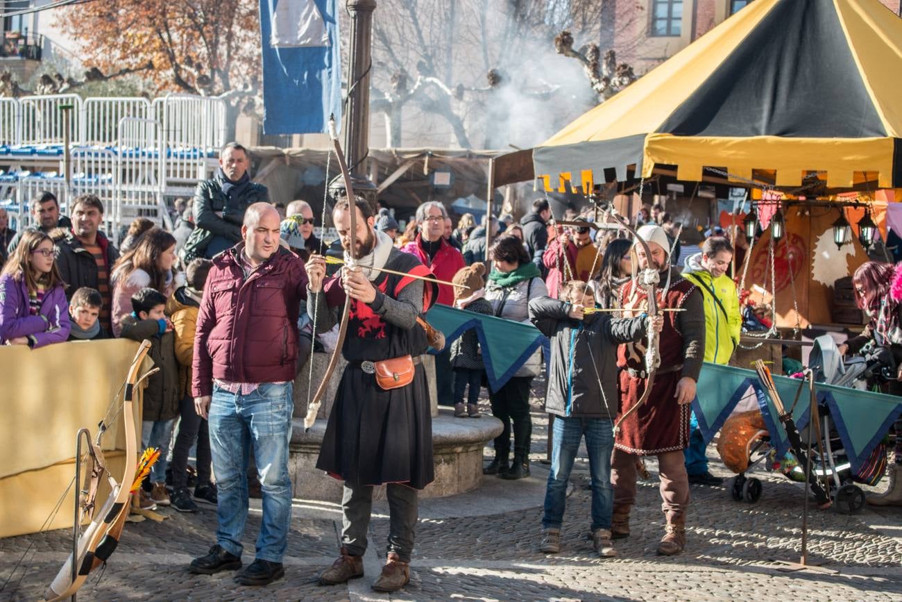 Cuando cayó la noche de este miércoles se pudo seguir disfrutando de los mercados y los espectáculos. Esta mañana, la localidad continuaba recibiendo a los turistas