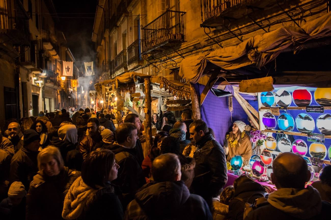 Cuando cayó la noche de este miércoles se pudo seguir disfrutando de los mercados y los espectáculos. Esta mañana, la localidad continuaba recibiendo a los turistas