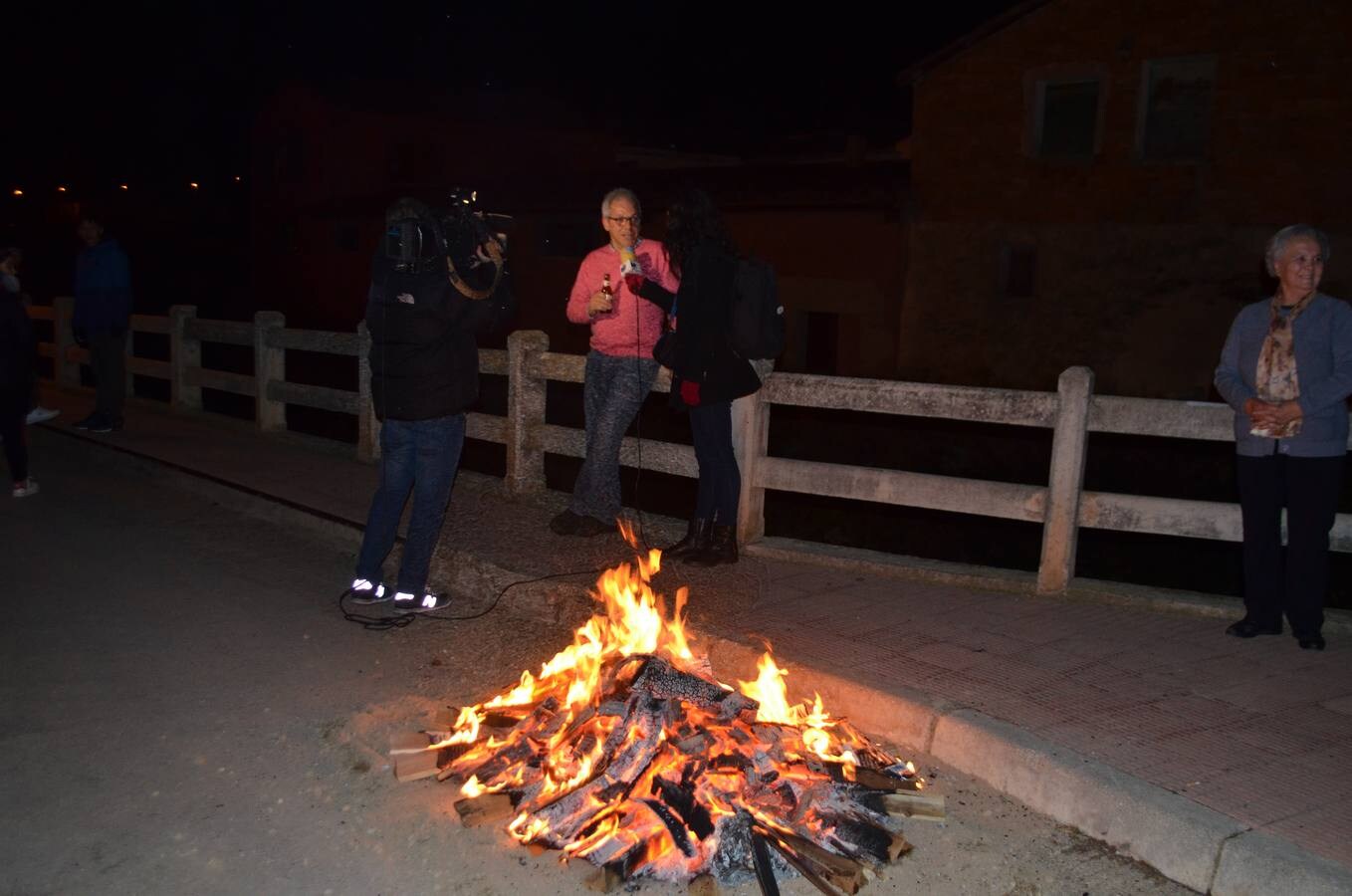 El fuego y las hogueras iluminaron este jueves la localidad, junto a las luces navideñas