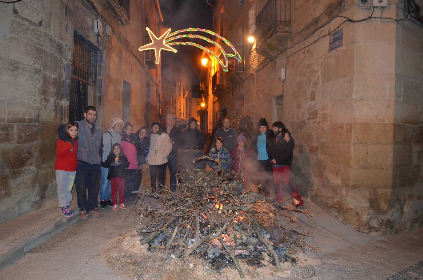 El fuego y las hogueras iluminaron este jueves la localidad, junto a las luces navideñas