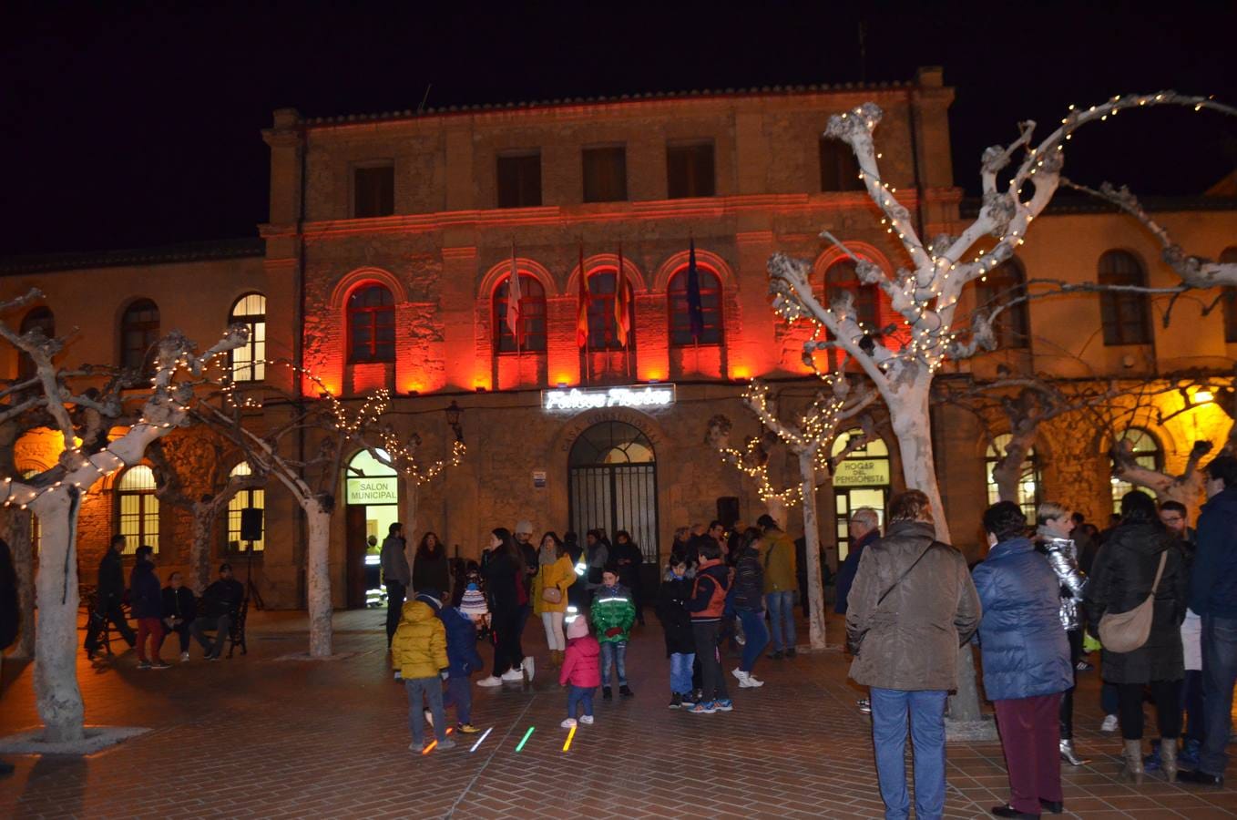 El fuego y las hogueras iluminaron este jueves la localidad, junto a las luces navideñas