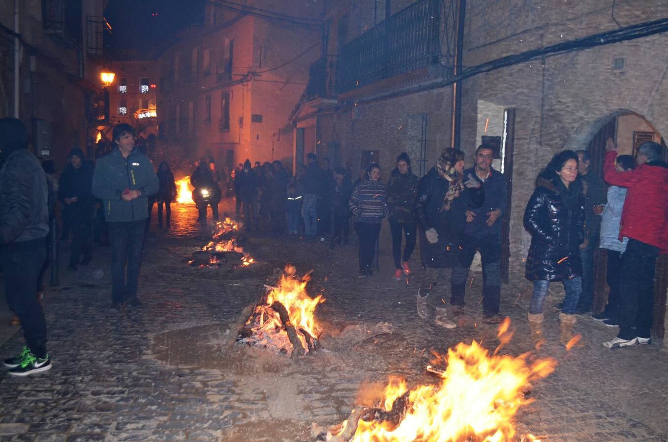 El fuego y las hogueras iluminaron este jueves la localidad, junto a las luces navideñas