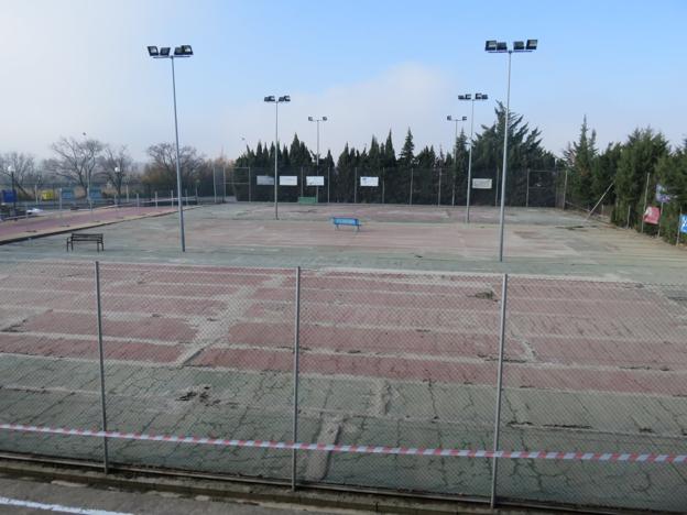 Los trabajos en las pistas de tenis han comenzado. :: 