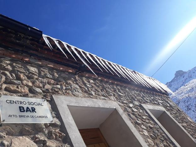 Carámbanos de hielo en el tejado del centro social de Brieva. :: 