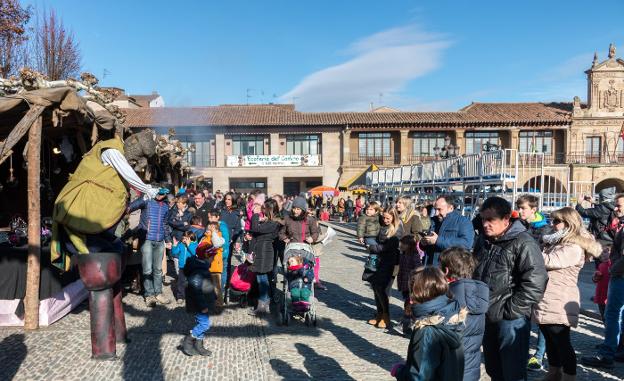 Un ogro, de los buenos, entre los variopintos personajes que pudieron verse ayer por el entorno del Mercado Medieval. :: 