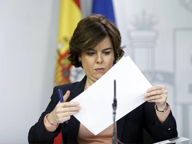 Santamaría ordena sus papeles en la rueda de prensa tras el Consejo de Ministros de ayer. :: óscar del pozo
