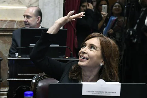 Cristina Fernández saluda tras su juramento en noviembre como senadora. :: JUAN CARLOS CáRDENAS / afp