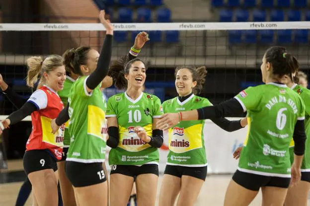 las jugadoras del Arluy se felicitan tras un tanto ganado. :: d. uriel