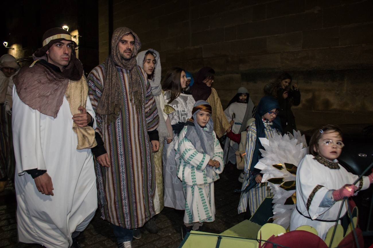 Encendido del árbol de Navidad de Grañón, realizado con 1.632 botellas de vino. La inauguración se ha aderezado con villancicos, degustación de caldo y patatas asadas, la representación del Nacimiento y un sorteo, entre otros actos. Un ambiente puramente navideño...