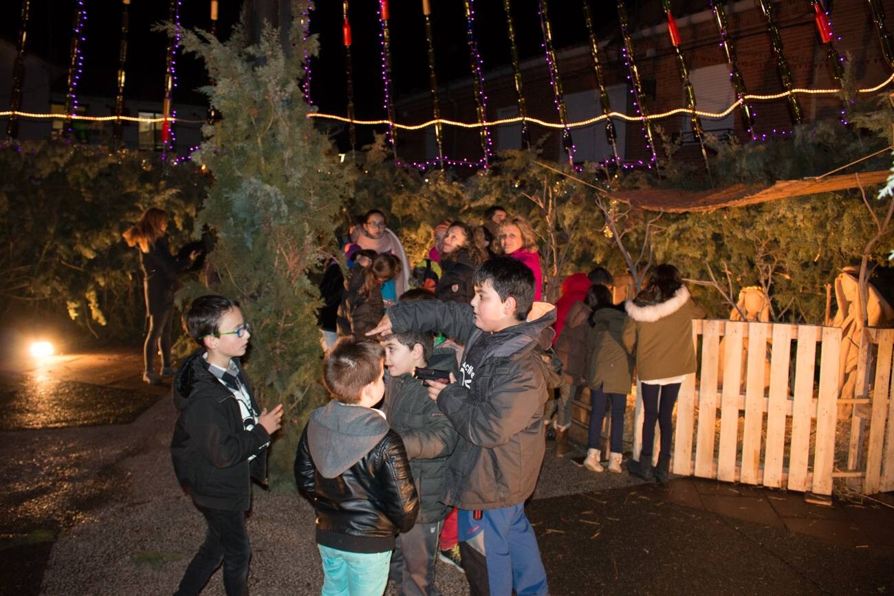 Encendido del árbol de Navidad de Grañón, realizado con 1.632 botellas de vino. La inauguración se ha aderezado con villancicos, degustación de caldo y patatas asadas, la representación del Nacimiento y un sorteo, entre otros actos. Un ambiente puramente navideño...