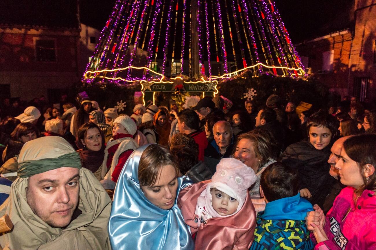 Encendido del árbol de Navidad de Grañón, realizado con 1.632 botellas de vino. La inauguración se ha aderezado con villancicos, degustación de caldo y patatas asadas, la representación del Nacimiento y un sorteo, entre otros actos. Un ambiente puramente navideño...