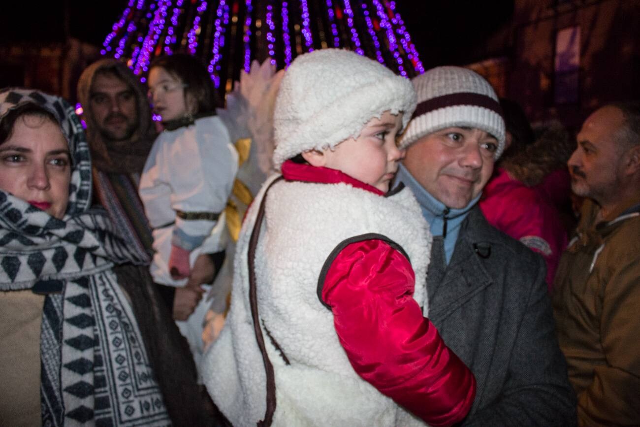 Encendido del árbol de Navidad de Grañón, realizado con 1.632 botellas de vino. La inauguración se ha aderezado con villancicos, degustación de caldo y patatas asadas, la representación del Nacimiento y un sorteo, entre otros actos. Un ambiente puramente navideño...