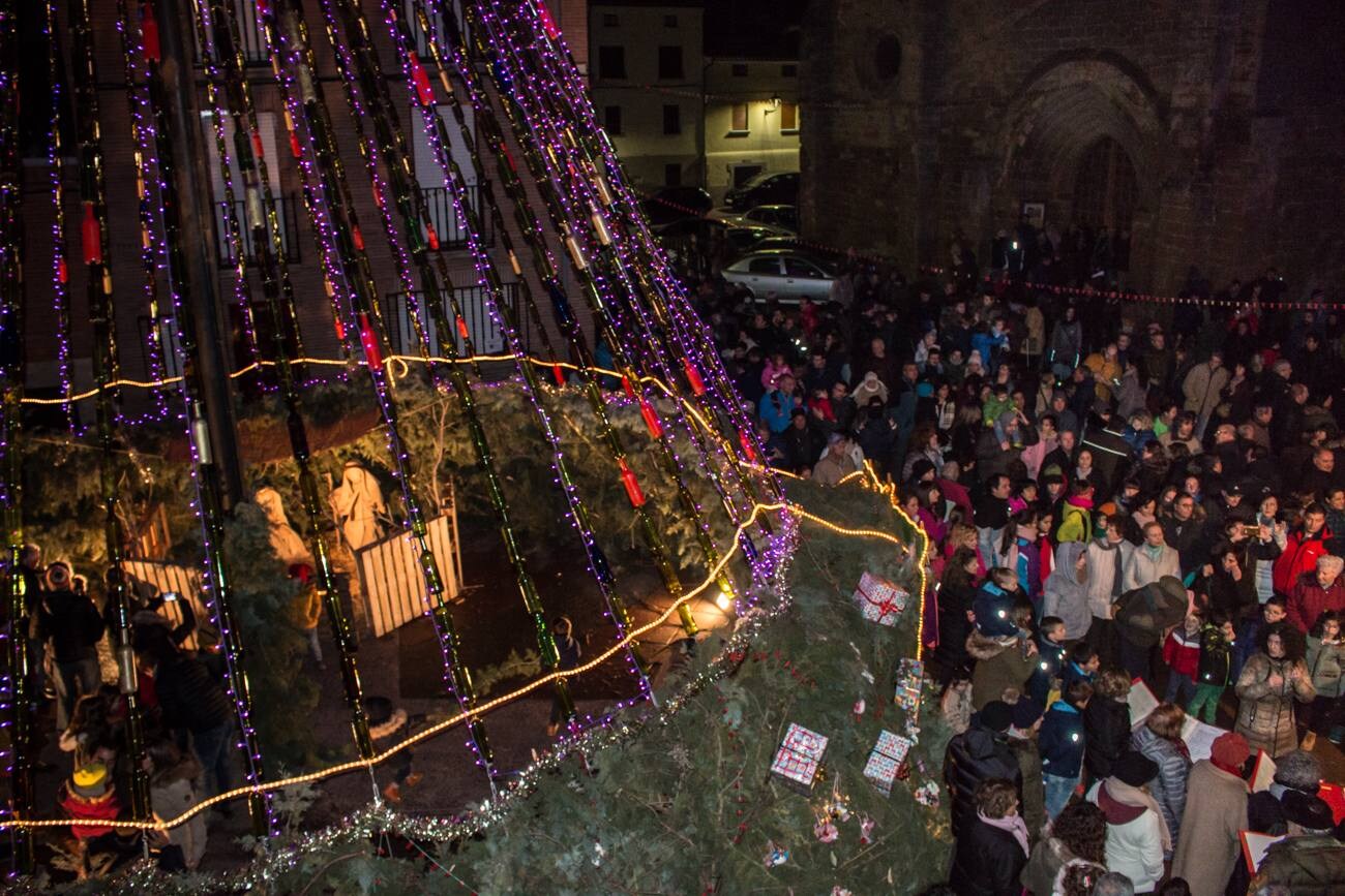 Encendido del árbol de Navidad de Grañón, realizado con 1.632 botellas de vino. La inauguración se ha aderezado con villancicos, degustación de caldo y patatas asadas, la representación del Nacimiento y un sorteo, entre otros actos. Un ambiente puramente navideño...