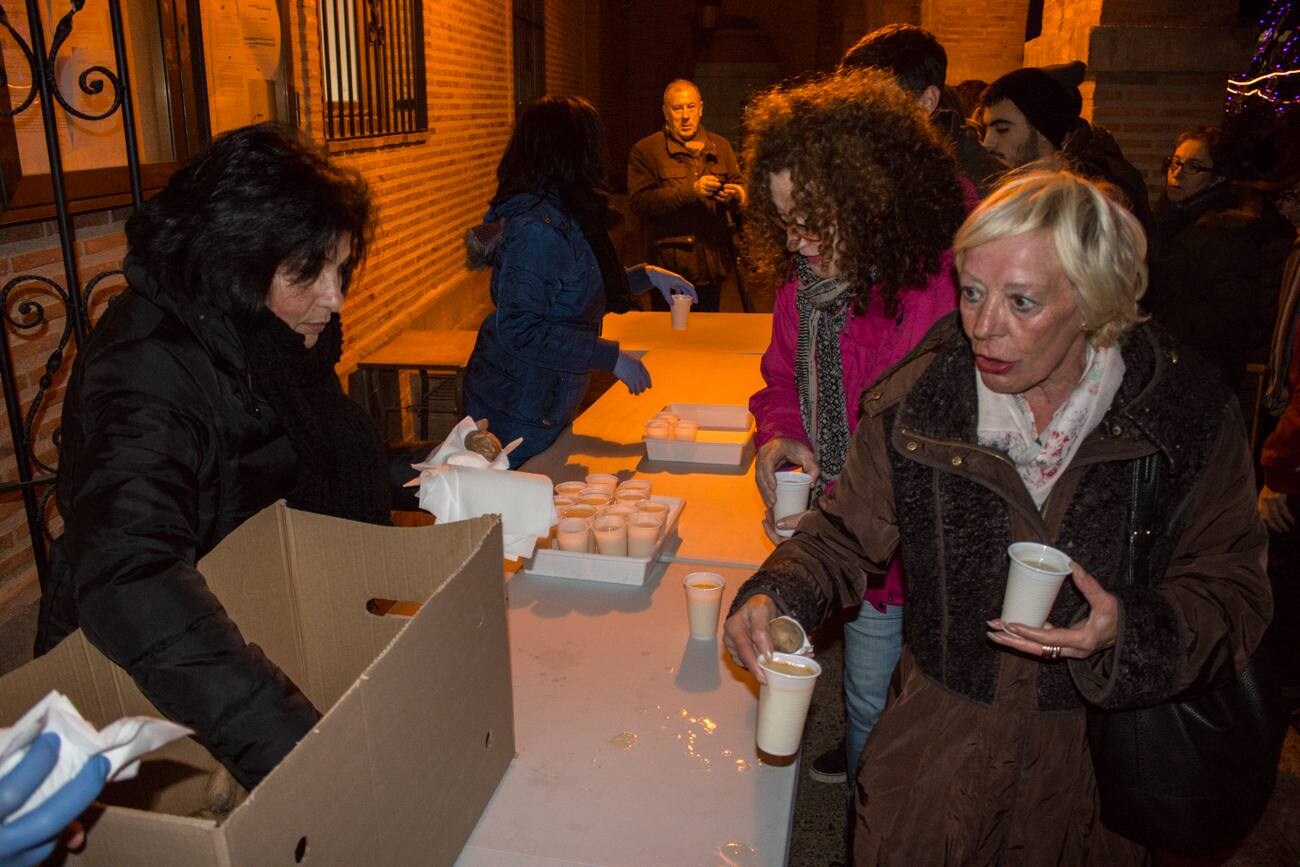 Encendido del árbol de Navidad de Grañón, realizado con 1.632 botellas de vino. La inauguración se ha aderezado con villancicos, degustación de caldo y patatas asadas, la representación del Nacimiento y un sorteo, entre otros actos. Un ambiente puramente navideño...