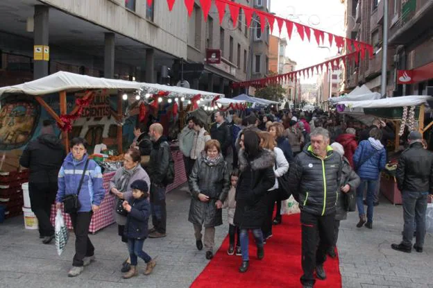 Cientos de personas recorrieron los 61 puestos del mercado navideño de Santa Lucía, en Arnedo. :: E.P.