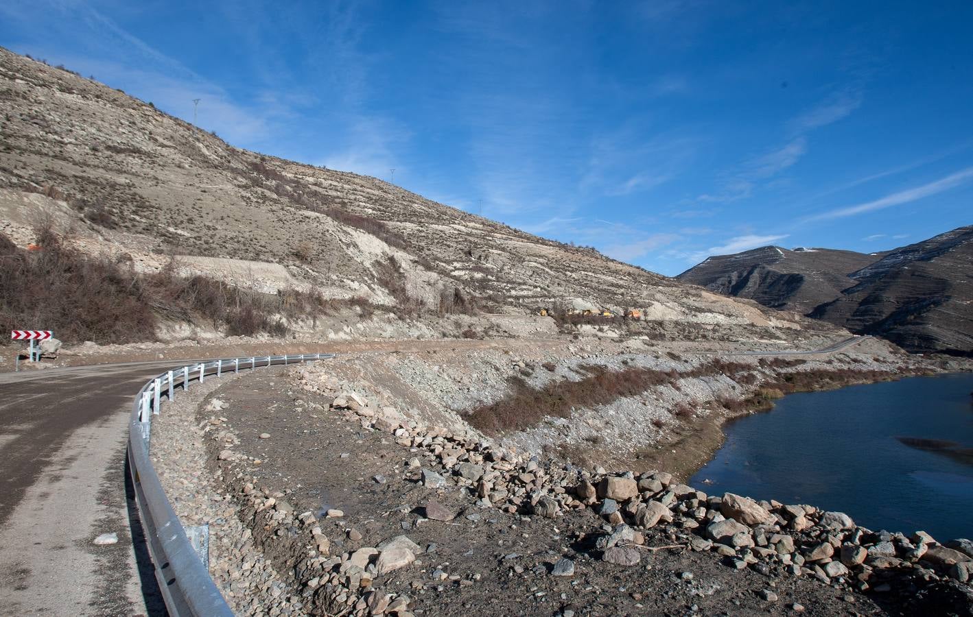 El municipio denuncia el impacto paisajístico que causa el embalse del Camero Viejo, a punto de concluir sus obras