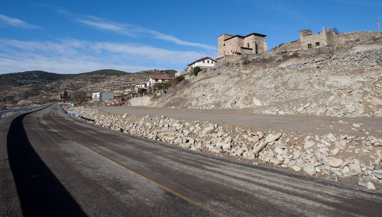 El municipio denuncia el impacto paisajístico que causa el embalse del Camero Viejo, a punto de concluir sus obras