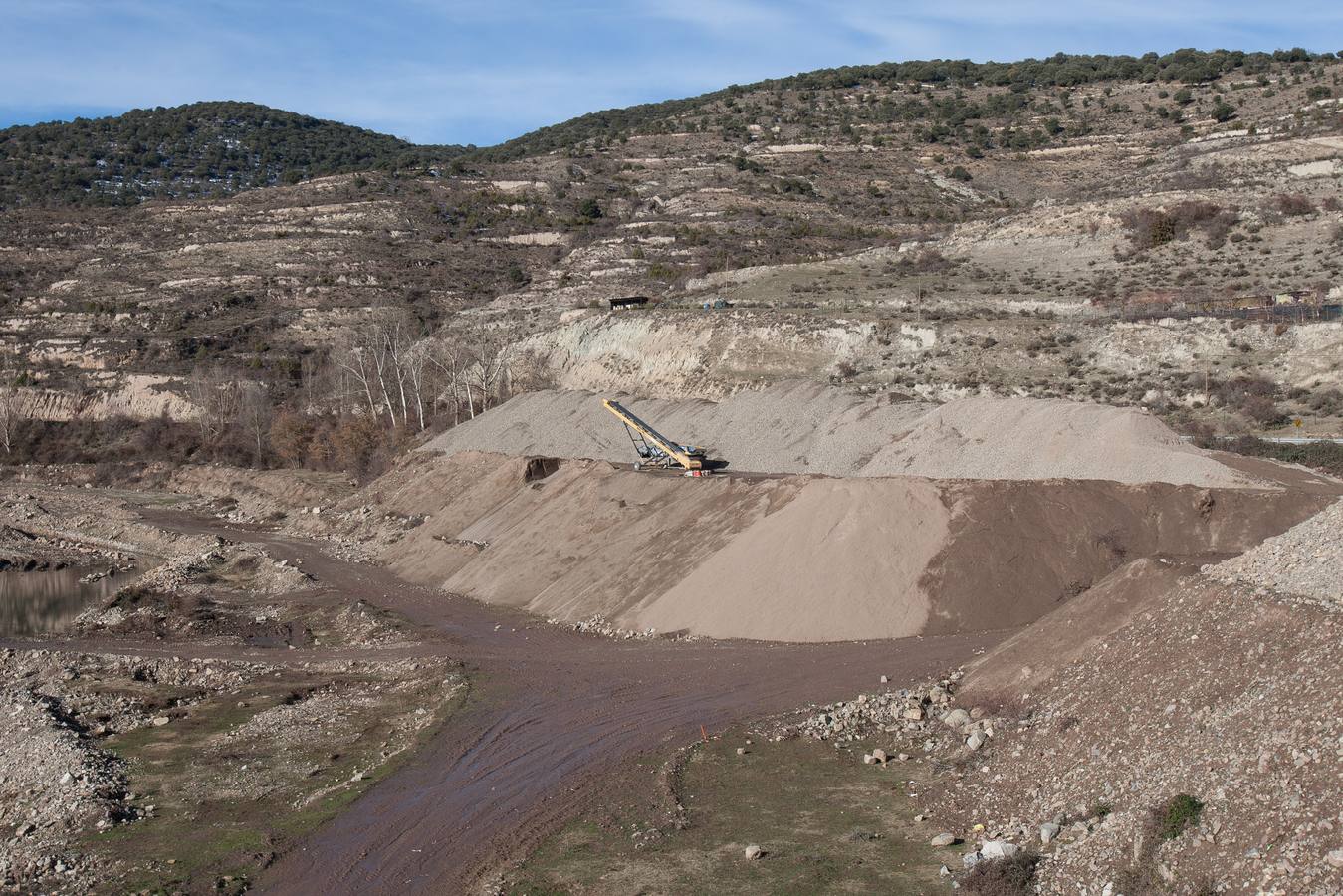 El municipio denuncia el impacto paisajístico que causa el embalse del Camero Viejo, a punto de concluir sus obras