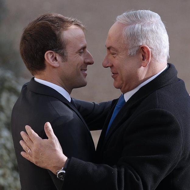 Mediación. Macron recibe con un abrazo a Netanyahu a su llegada al Elíseo.  