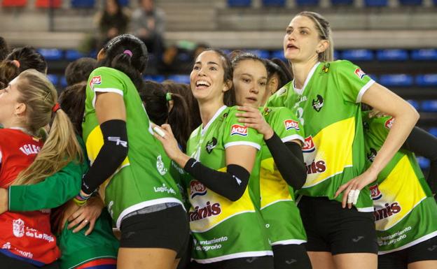 Choque de manos entre las jugadoras del Arluy. 