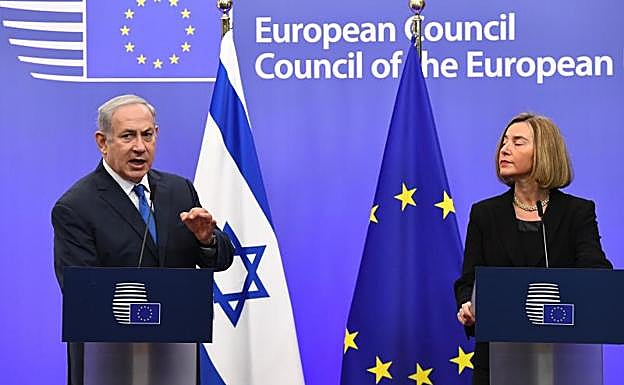 Benjamin Netanyahu con Federica Mogherini en Bruselas.