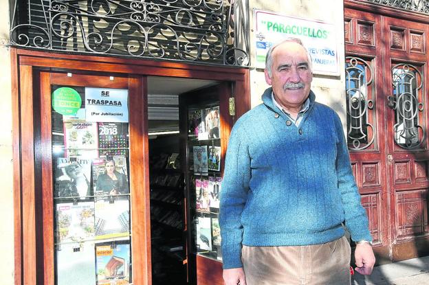 En ‘Paracuellos’, Pablo Barquín, junto al local Muro del Carmen 2, referente en la venta de prensa desde 1939.