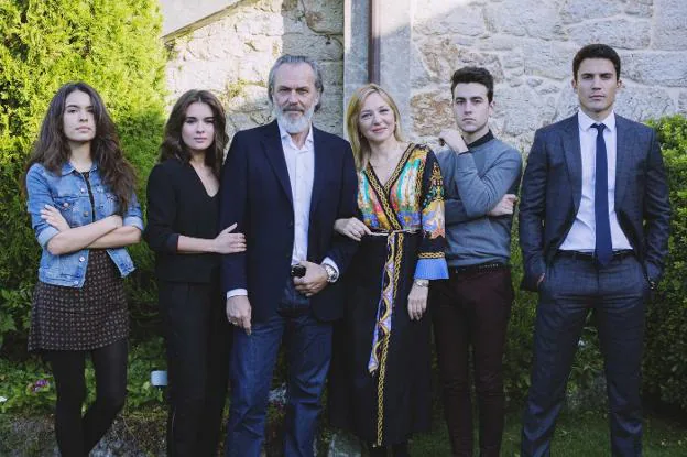 Los protagonistas de la serie hacen un alto en el rodaje para posar en una foto de familia. :: telecinco