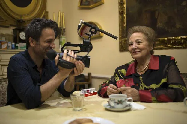 Gustavo Salmerón y su madre, Julita, en un momento del rodaje de la película. :: r. c.