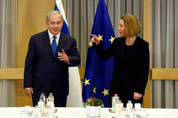 Netanyahu, junto a Mogherini, en la comparecencia conjunta del primer ministro israelí y la jefa de la diplomacia europea. :: eric vidal / efe