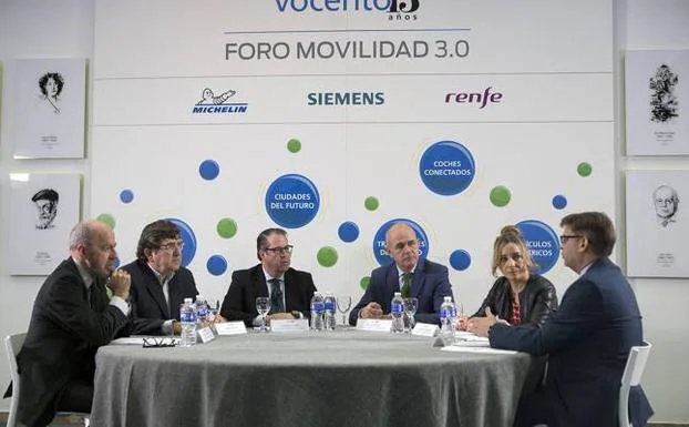 De izquierda a derecha, Carlos Lancha, Fernando Pina, Gregorio Serrano, Carlos Bergera y Arancha García Hermo, en la mesa sobre coches conectados, junto al moderador Patxi Fernández Vergara 