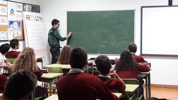 Charla impartida por la Guardia Civil en el colegio de los Agustinos. :: 