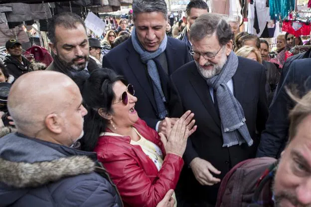 Rajoy saluda ayer a una simpatizante del PP en Badalona. :: Quique García / efe