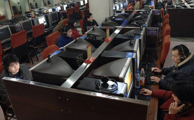 Usuarios navegan por Internet en un cibercafé. 