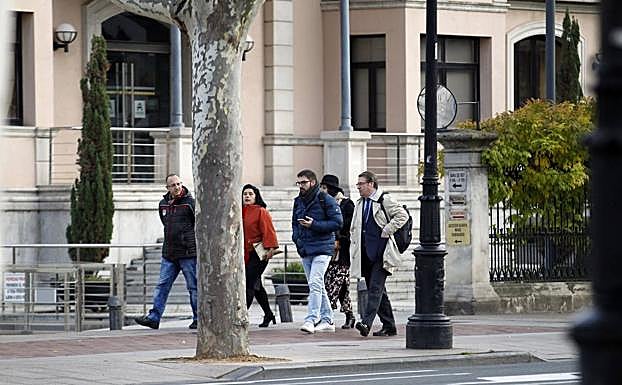 Una delegación de Cs llega al Palacete para negociar los presupuestos, el pasado miércoles