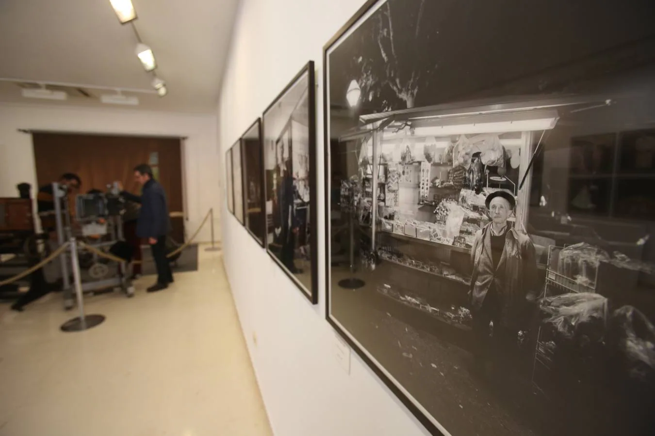 La muestra está ligada a la colección 'Fotógrafos de Logroño', "que recupera la historia de la ciudad y de las familias logroñesas". Puede verse en sala expositiva del Ayuntamiento de Logroño