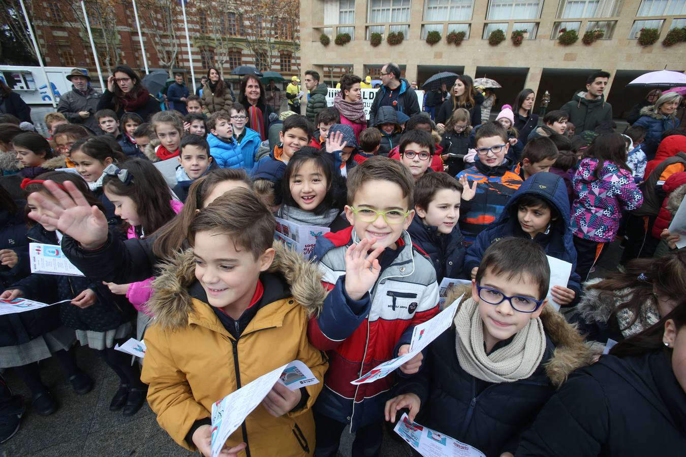 Un acto sencillo, con villancicos, muchos niños de varios colegios riojanos y un paseo multitudinario ha servido para abrir la instalación. En el acto, también se ha visto una pancarta que sostenían funcionarios del Ayuntamiento