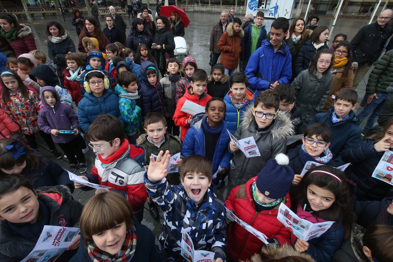 Un acto sencillo, con villancicos, muchos niños de varios colegios riojanos y un paseo multitudinario ha servido para abrir la instalación. En el acto, también se ha visto una pancarta que sostenían funcionarios del Ayuntamiento