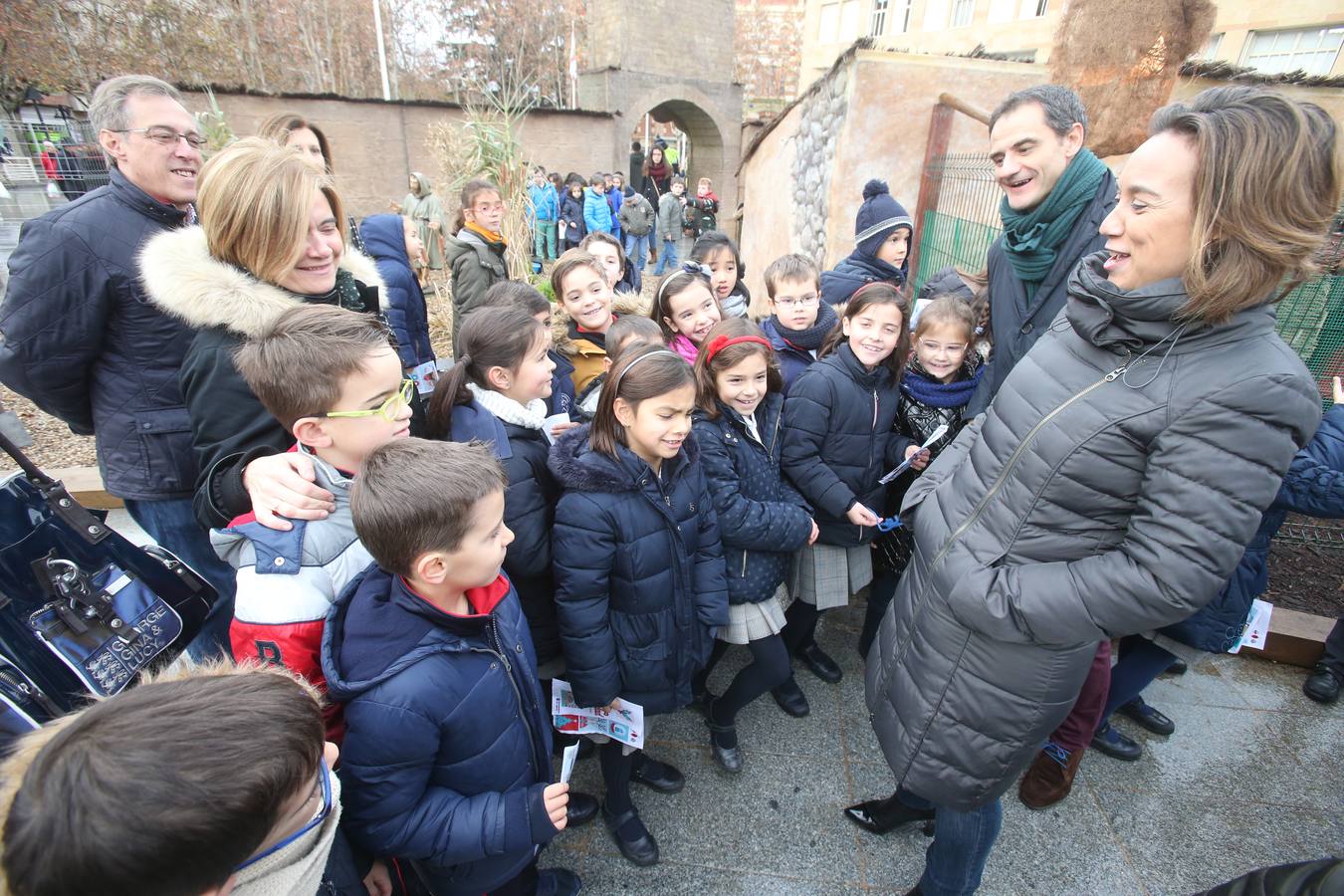 Un acto sencillo, con villancicos, muchos niños de varios colegios riojanos y un paseo multitudinario ha servido para abrir la instalación. En el acto, también se ha visto una pancarta que sostenían funcionarios del Ayuntamiento