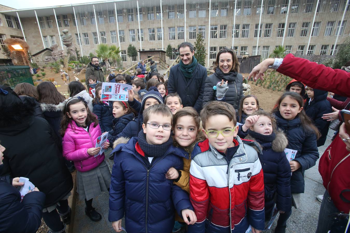 Un acto sencillo, con villancicos, muchos niños de varios colegios riojanos y un paseo multitudinario ha servido para abrir la instalación. En el acto, también se ha visto una pancarta que sostenían funcionarios del Ayuntamiento