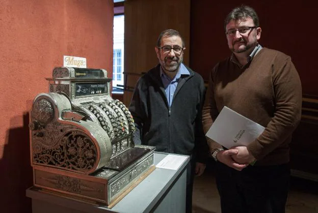 El matemático Carlos Usón y Francisco Burgos (Fundación Caja Rioja) junto a una de las piezas. :: diaz uriel