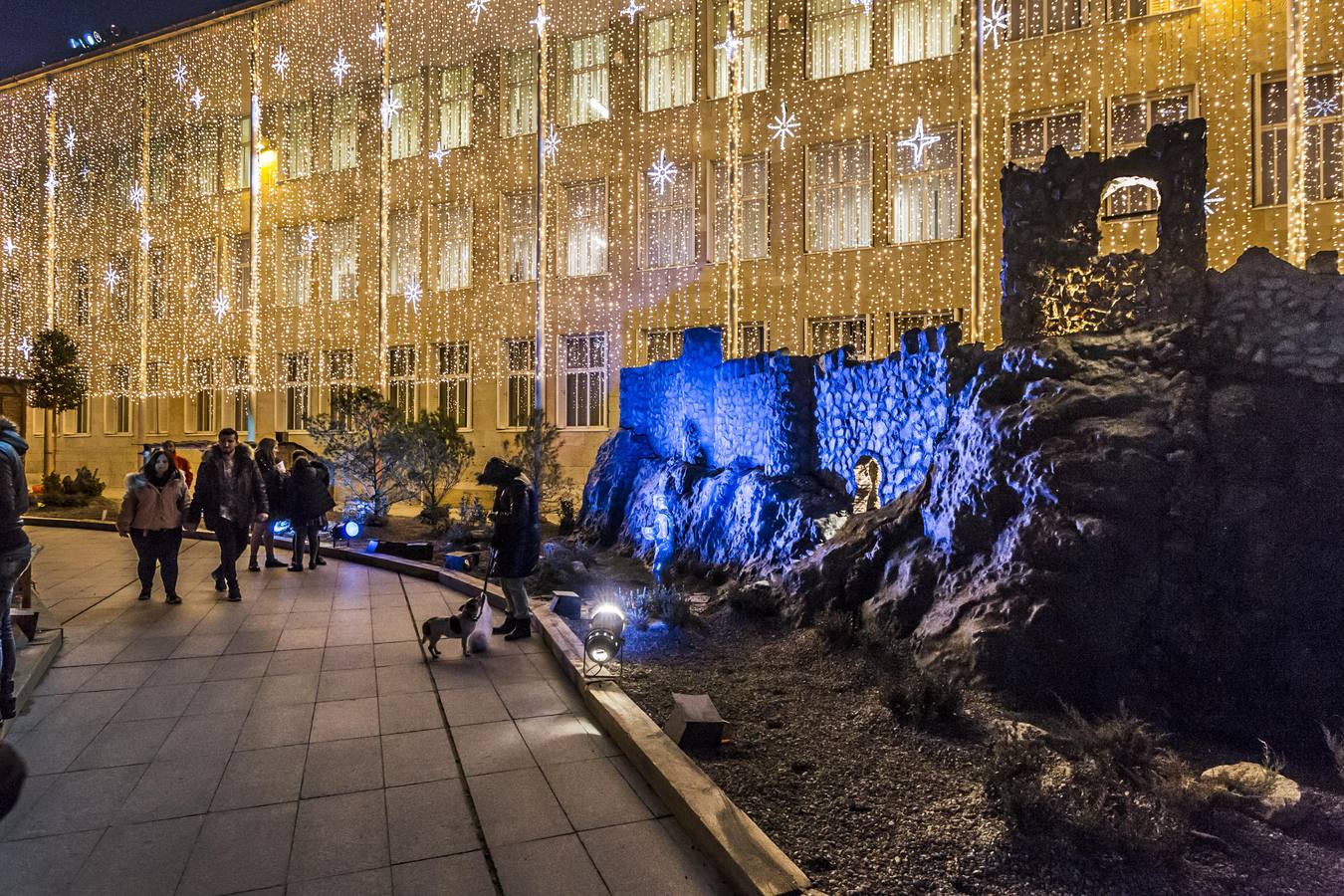 Los logroñeses se acercan a disfrutarlo con su iluminación al caer la tarde