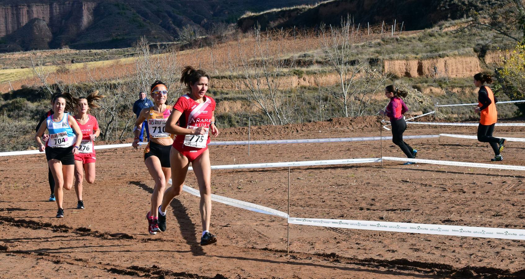 El entorno de las piscinas de Nalda albergó el circuito del Campeonato de La Rioja de Cross Corto absoluto y por clubes y la 2ª Jornada de Cross escolar, organizados por el Club de Atletismo Añares Rioja y el Ayuntamiento de Nalda e Islallana