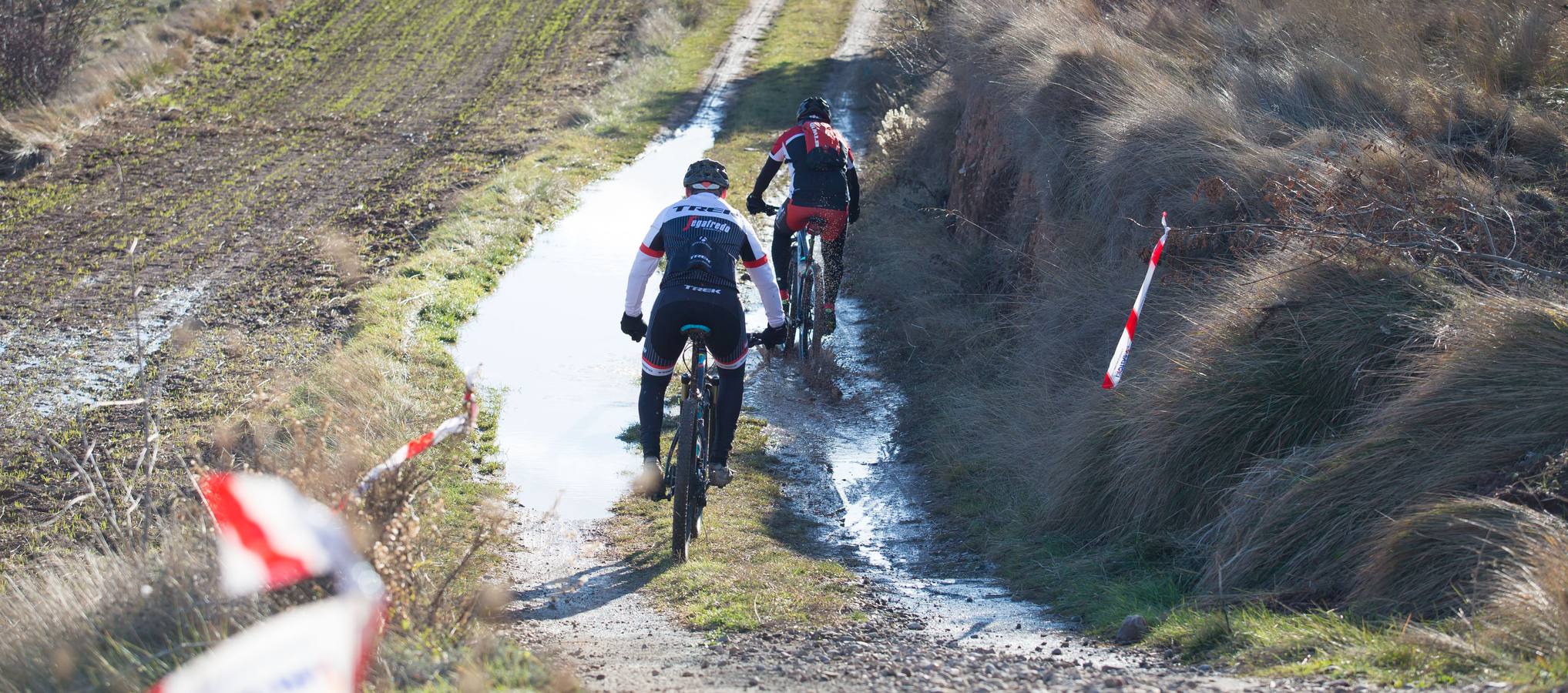 Los ciclistas disfrutaron de una estupenda carrera.