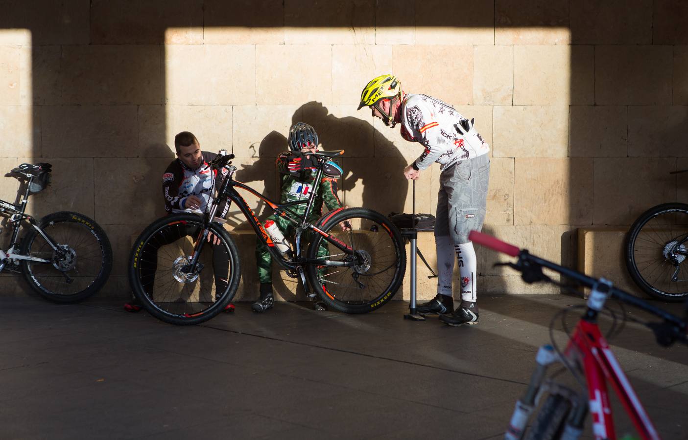 Los ciclistas disfrutaron de una estupenda carrera.