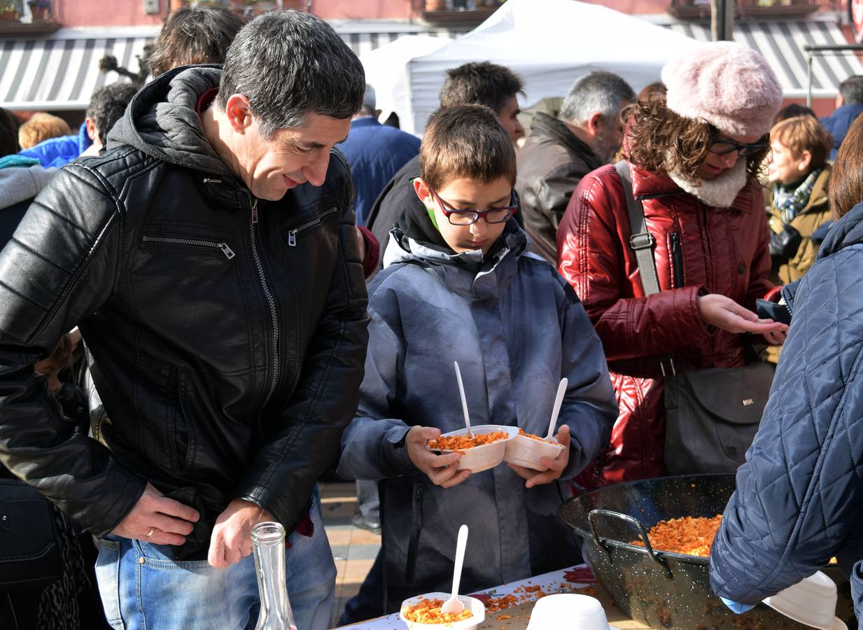 La plaza de la Tela de Nalda ha acogido este domingo la XIX edición de la jornada de la Pasa, a la que asistió numeroso público a pesar del tiempo desapacible.