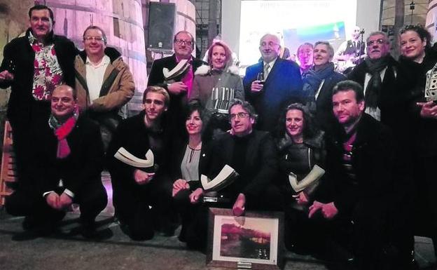 Foto de familia tras la entrega de premios de la vigésima edición del festival Garnacha de teatro realizada en las Bodegas López de Heredia :: 