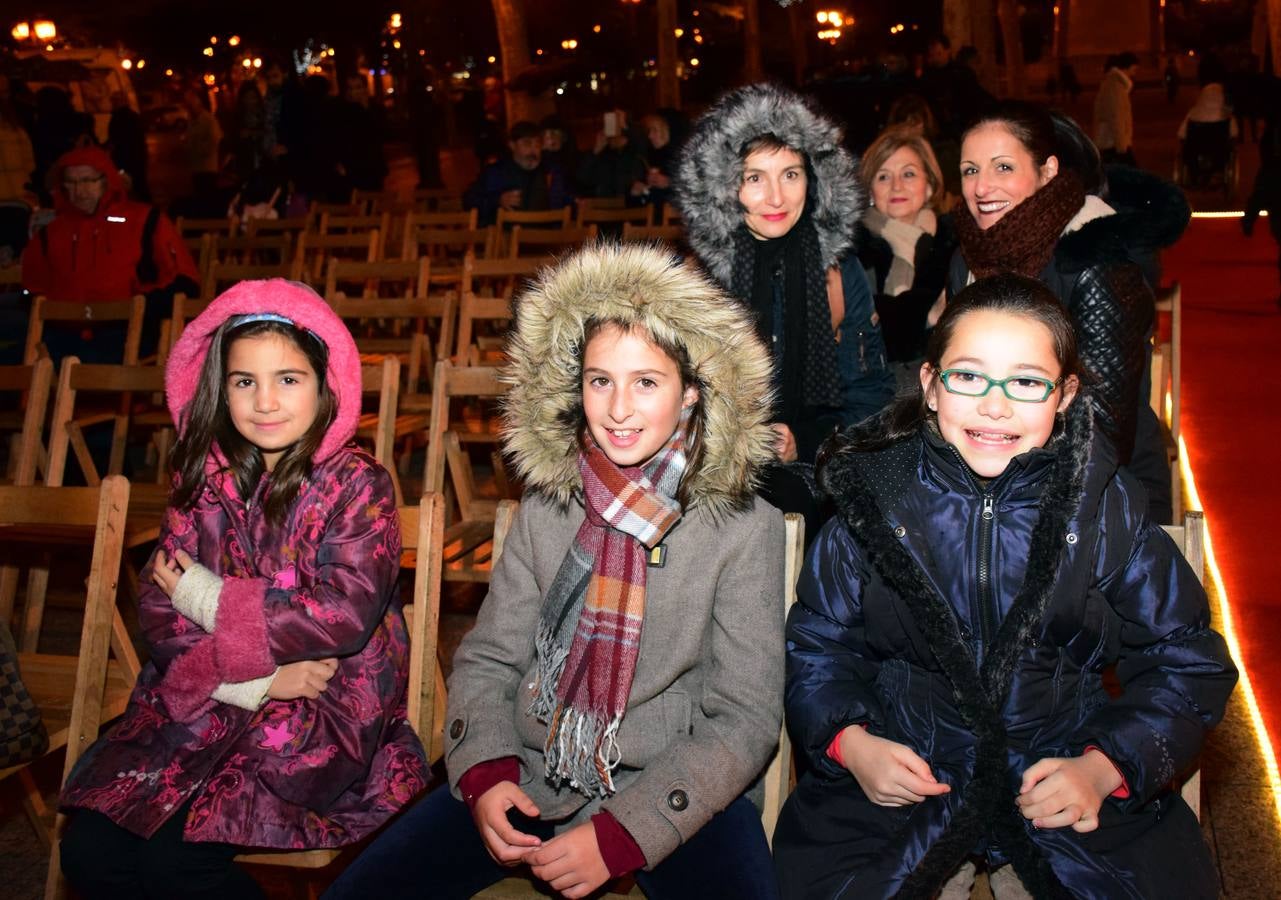 A pesar del mal tiempo, los logroñeses disfrutaron de los actos de 'Logroño es Navidad' que se celebraron en el Espolón, entre ellos, un oncierto de golpel.