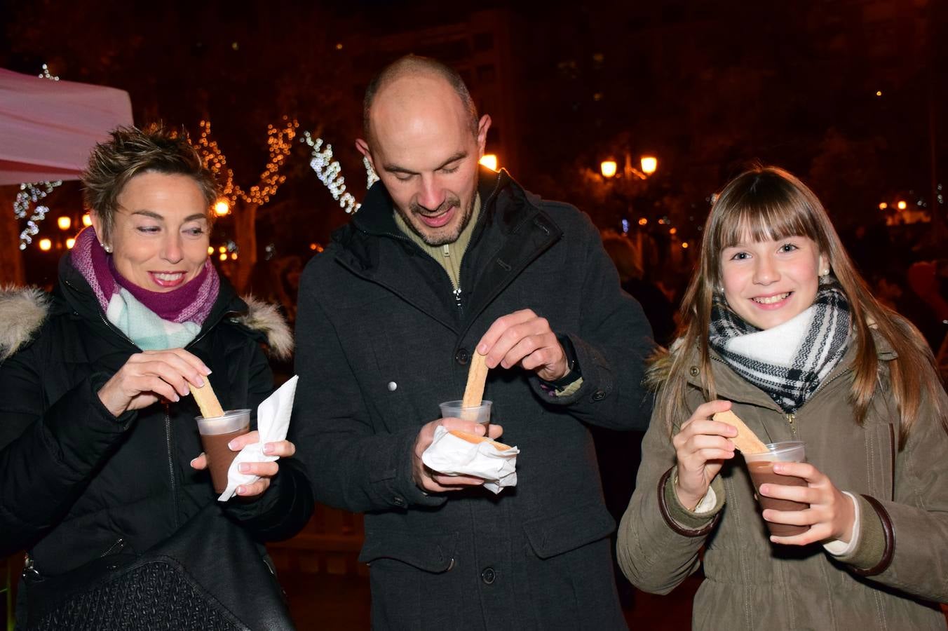 A pesar del mal tiempo, los logroñeses disfrutaron de los actos de 'Logroño es Navidad' que se celebraron en el Espolón, entre ellos, un oncierto de golpel.