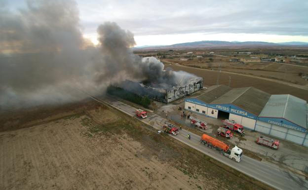 Los bomberos sofocan los últimos focos bajo los escombros de Frutas Micersa