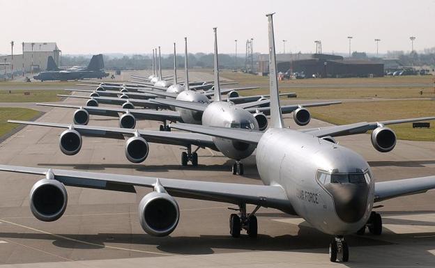 Vista de los aviones Boeing KC-135 Stratotanker alineados en una base militar de la Real Fuerza Aérea (RAF).